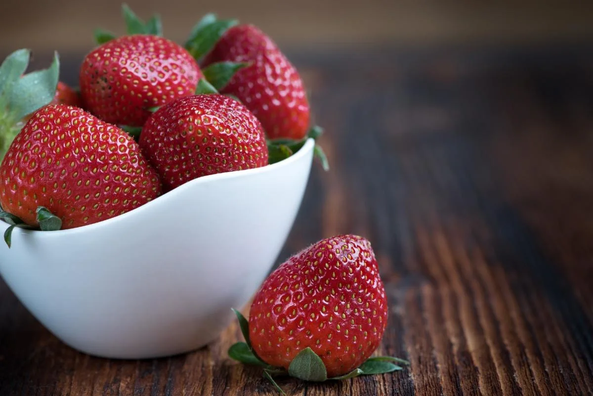 If Your Strawberries Taste Bland, Pesticides May Be to Blame 🍓